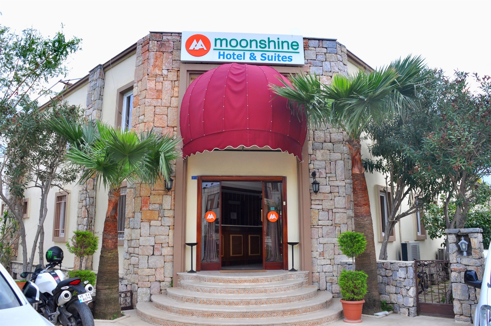 Moonshine Hotel and Suites
