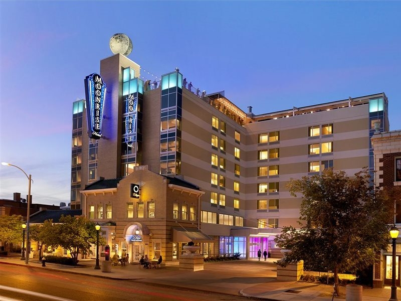 Moonrise Hotel